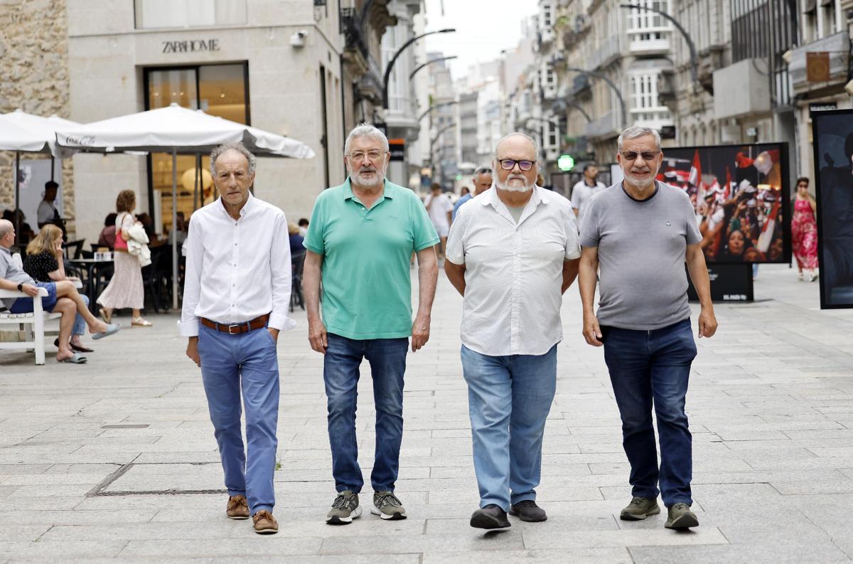 De izquierda a derecha, Xosé María Brañas, Suso Vázquez, Paco Montes y Manolo Reboiras, en el centro de Príncipe, en Vigo.
