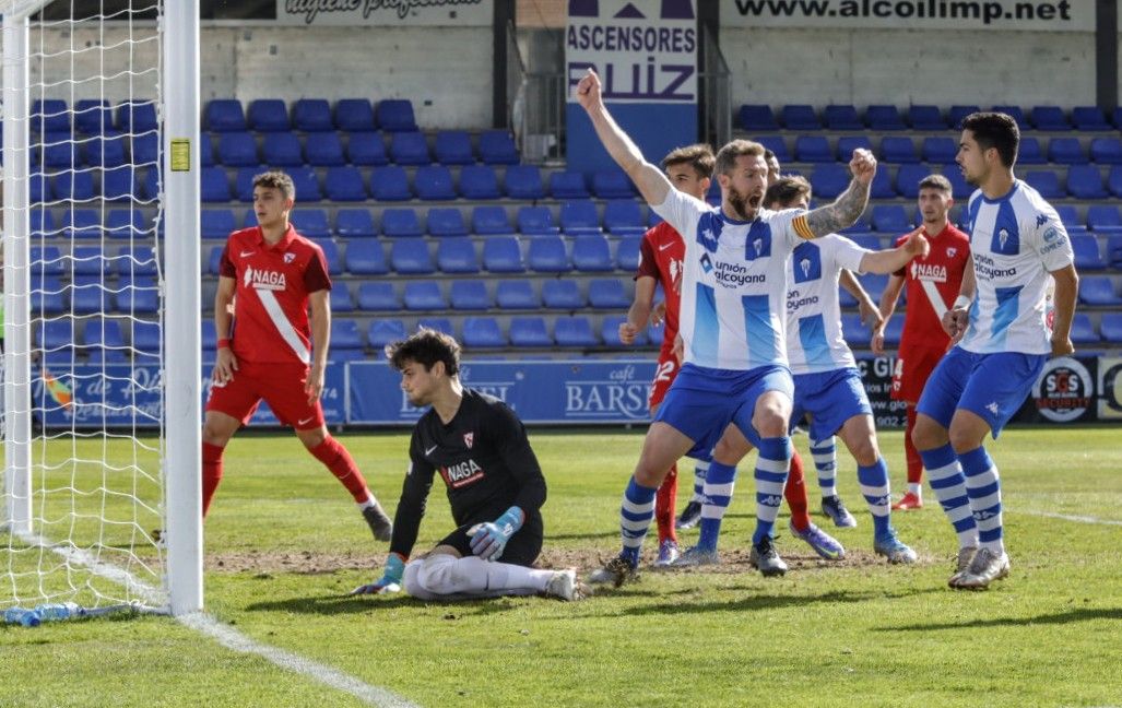 El Alcoyano derrota al Sevilla Atlético gracias a un doblete del central en los diez primeros minutos