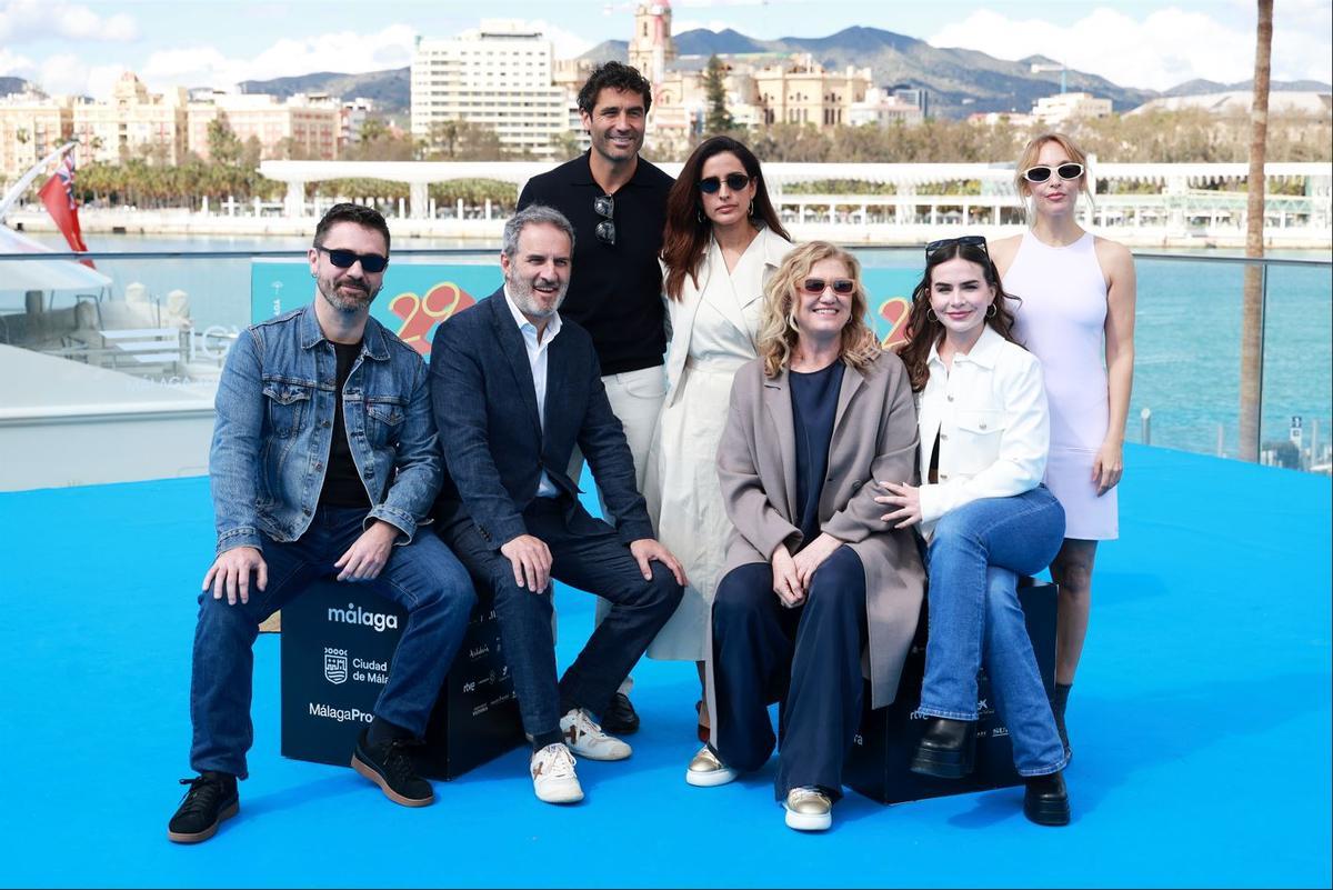 Presentación de la serie "Si es martes, es asesinato" en el Festival de Málaga, con Saida Benzal a la derecha