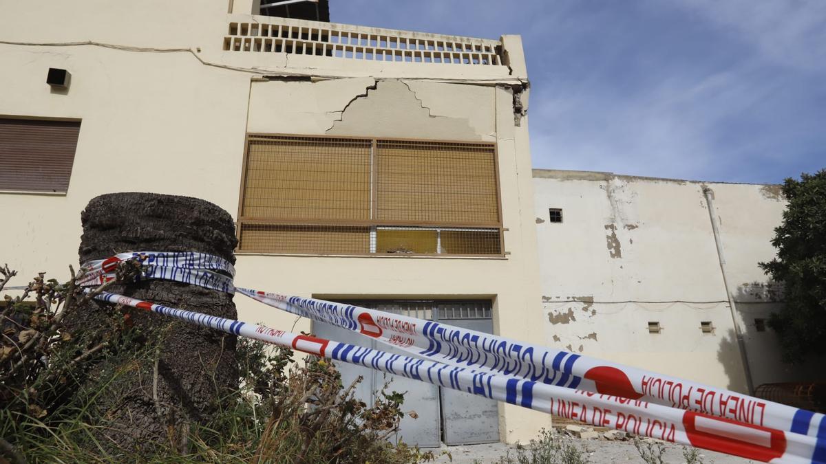 Precintan las inmediaciones de la casa derrumbada en Ontinyent