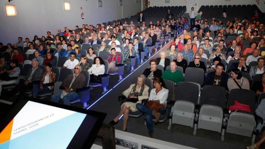 Asistentes a la reunión informativa de socios del Centro Asturiano de La Habana y del Grupo de Cultura Covadonga.