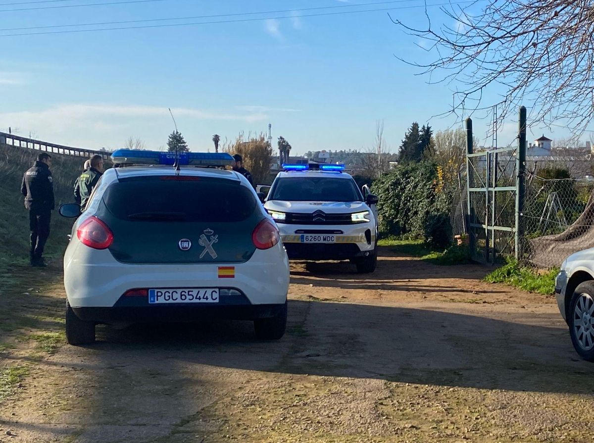 La Guardia Civil y la Policía Local de Badajoz en el lugar de los hechos, este viernes.