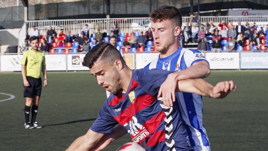 Sascha intenta protegir la pilota en un duel d&#039;aquesta temporada entre el Llagostera i el Figueres