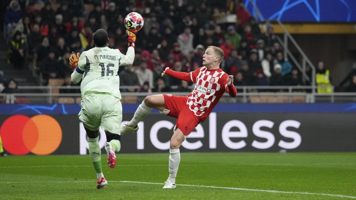Maignan, el portero del Milan, se adelanta a Van de Beek, el centrocampista del Girona, en San Siro.