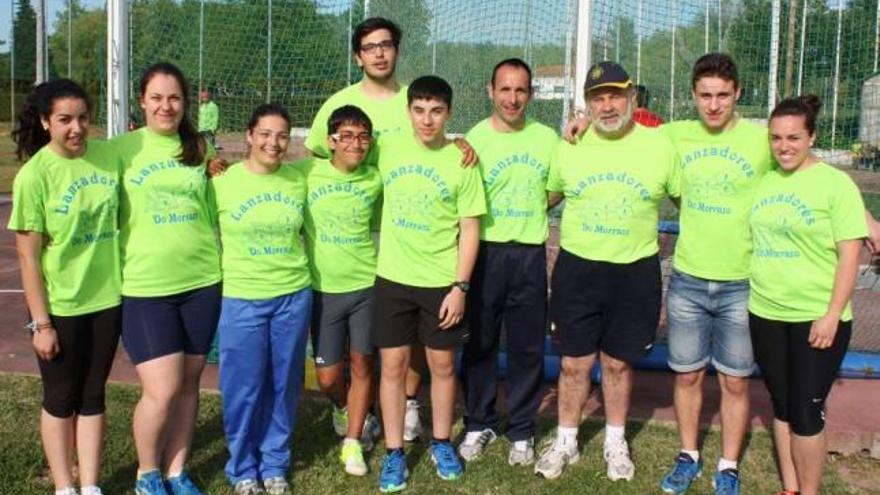 Los lanzadores del equipo morrancense, junto a su entrenador, José Ángel Serantes.