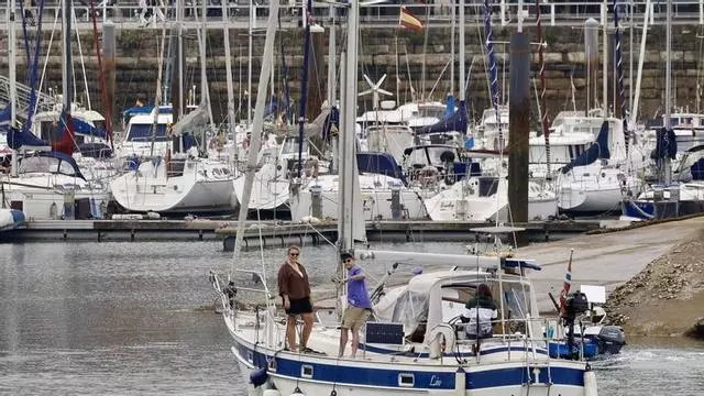 El Puerto Deportivo de Gijón hace frente a los temporales manteniendo el número de embarcaciones turísticas