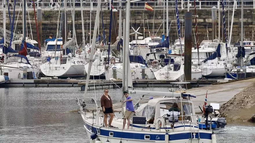 El Puerto Deportivo de Gijón hace frente a los temporales manteniendo el número de embarcaciones turísticas