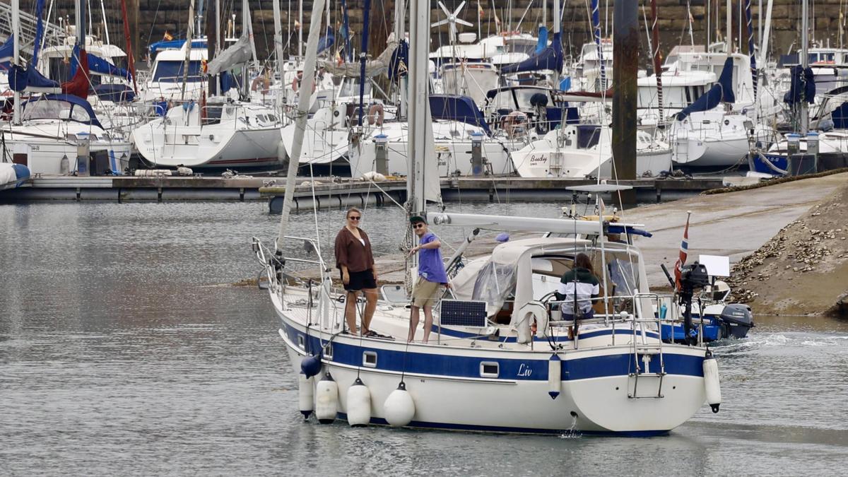 El Puerto Deportivo de Gijón hace frente a los temporales manteniendo el número de embarcaciones turísticas