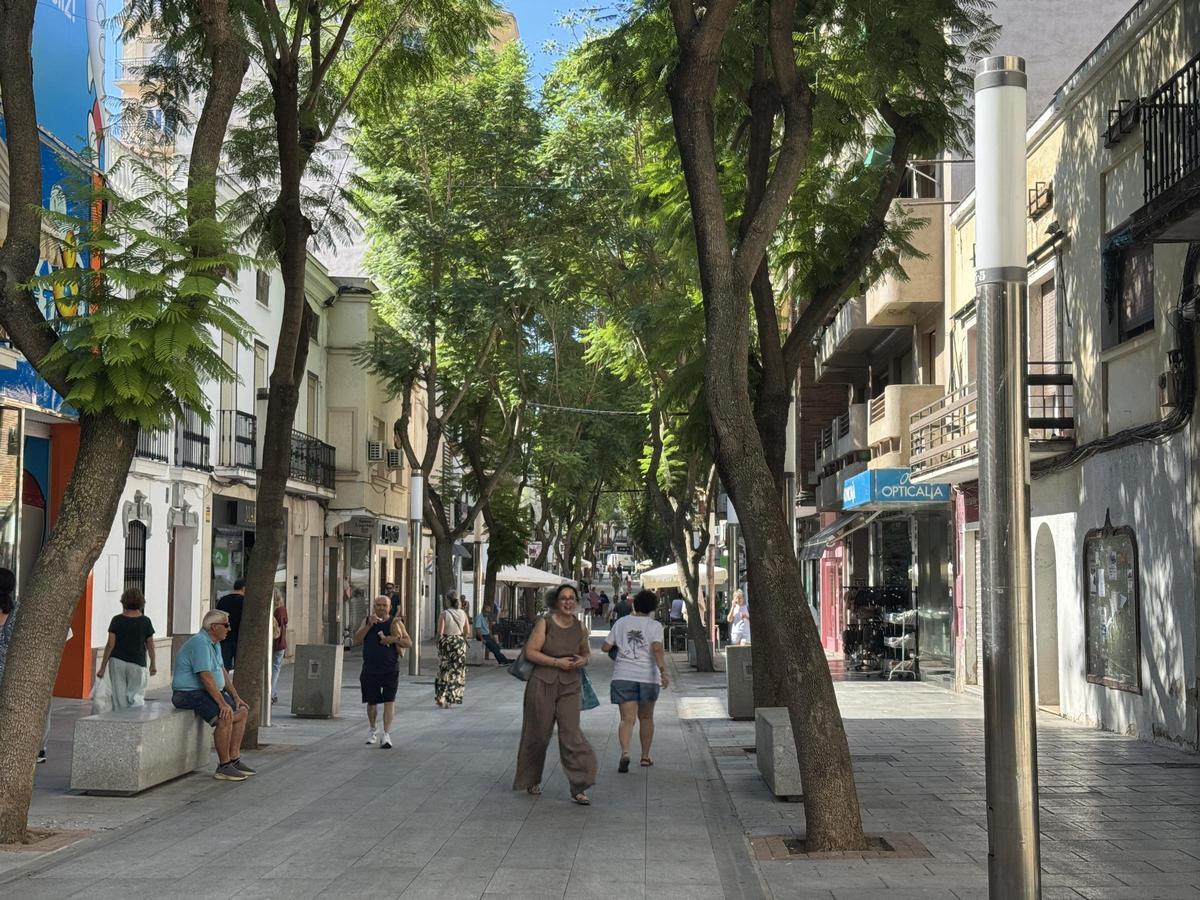 Vecinos de Don Benito pasean por la avenida comercial de la localidad este miércoles.