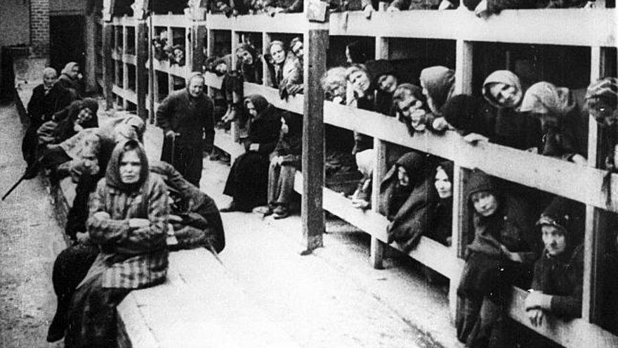 Fotografía sin fecha de prisioneros en el campo de concentración de Auschwitz-Birkenau.