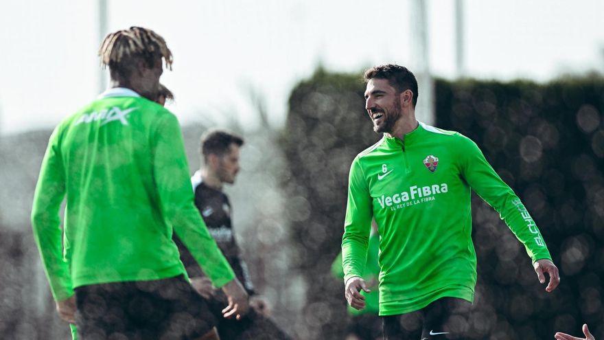 Pedro Bigas y John, durante un entrenamiento previo al partido que juegan Racing de Santander y Elche.