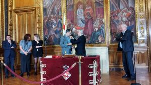 Jordi Rabassa toma posesión de nuevo como concejal junto al alcalde, Jaume Collboni.