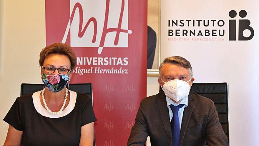 Firma ayer del nuevo convenio de la Miguel Hernández.
