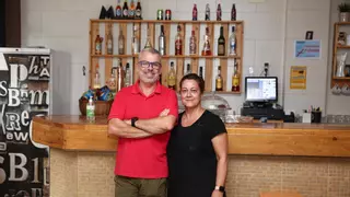 Los históricos propietarios del bar Diego de L'Hospitalet dicen adiós tras 40 años en el Gornal: "Nos ha sorprendido tanto cariño"