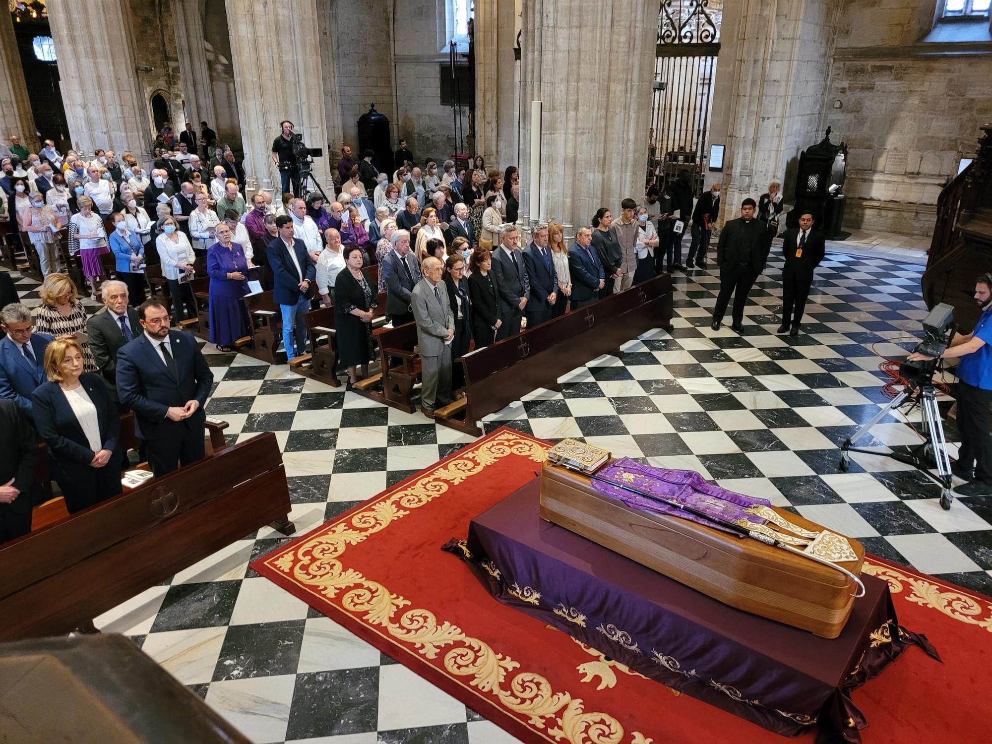 EN IMÁGENES: Asturias despide a Gabino Díaz Merchán en un multitudinario funeral en la Catedral de Oviedo