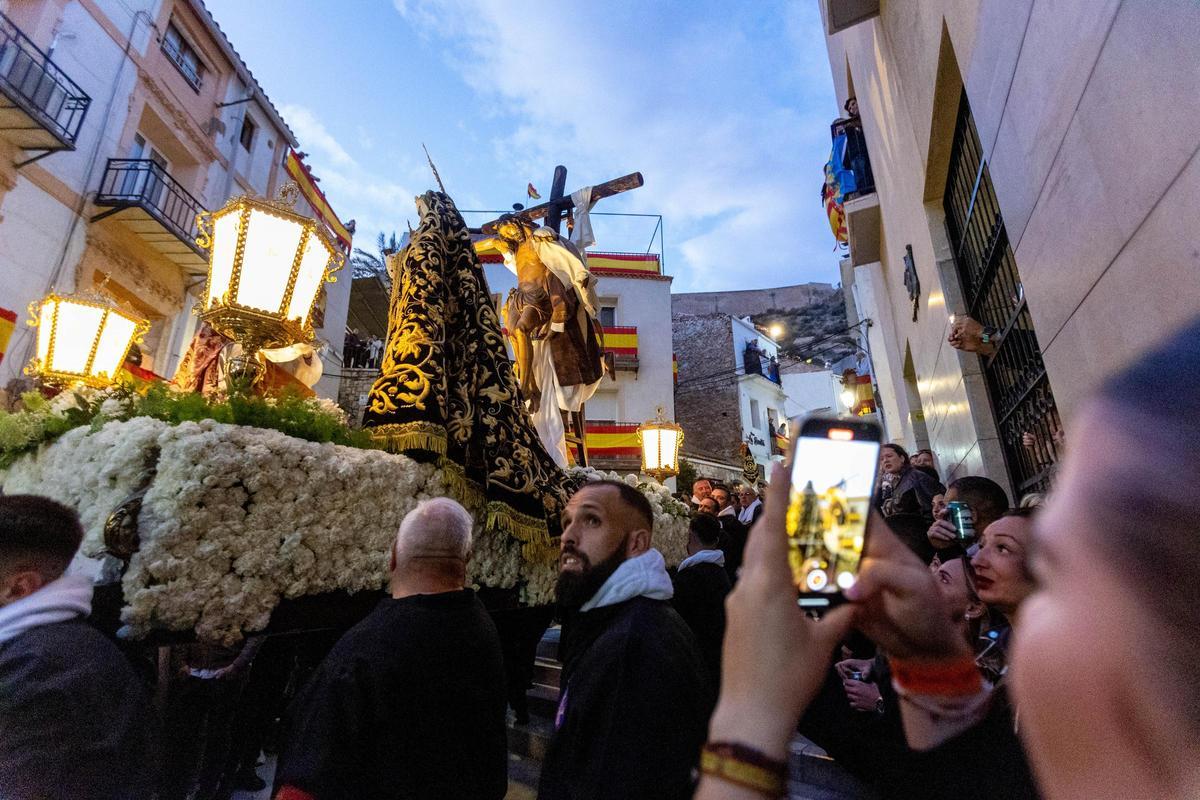 La procesión de la Hermandad Penitencial de la Santa Cruz en Alicante, una de las más emblemáticas y espectaculares de la Semana Santa, el año pasado