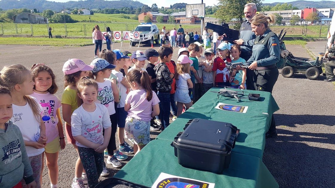 La Guardia Civil, con los escolares de Villaviciosa, "encantados de conocer una profesión tan guapa"