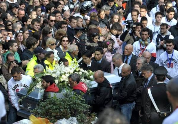 Miles de personas asisten al funeral de Marco Simoncelli