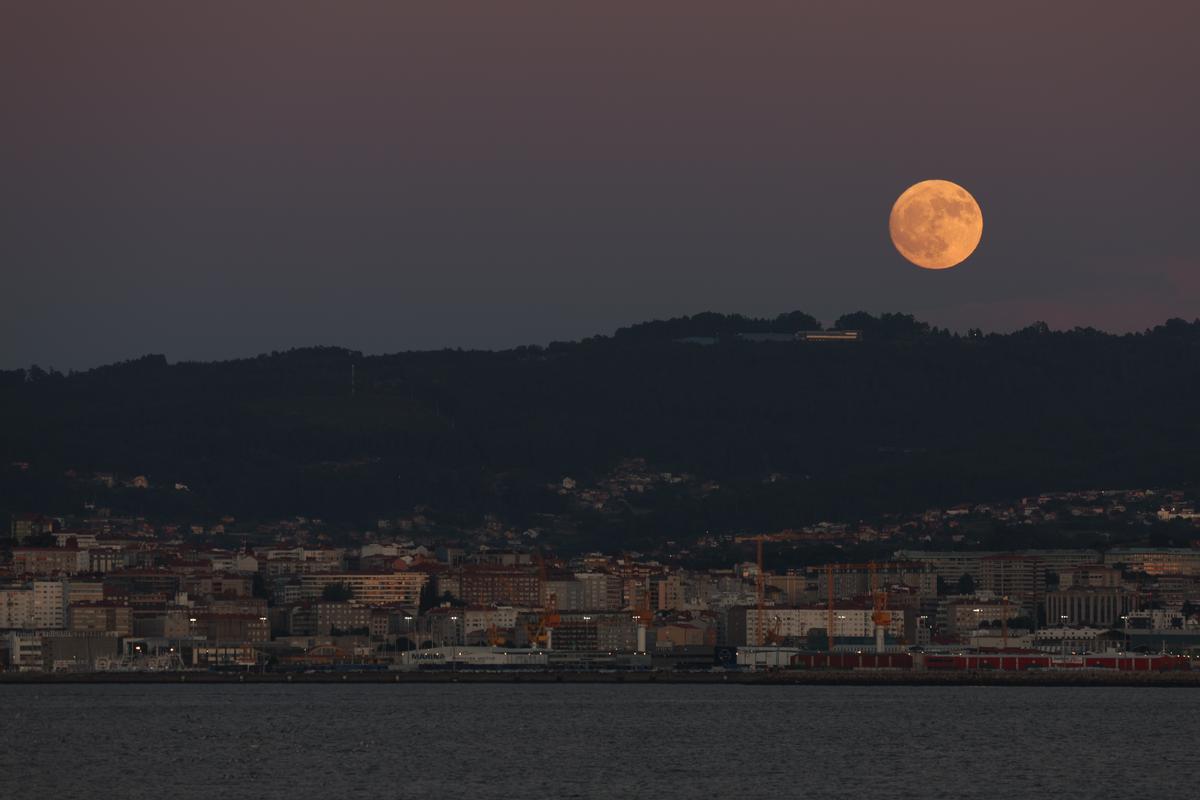 La Superluna de ciervo, vista desde Vigo (Galicia)