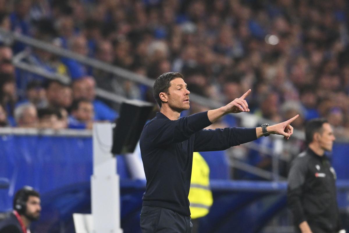 Xabi Alonso da instrucciones a sus jugadores durante el partido del Real Madrid en el Carlos Tartiere ante el Oviedo