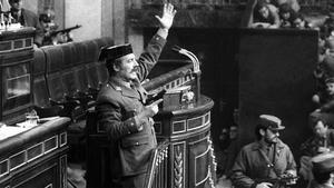 Antonio Tejero, pistola en mano en el Congreso durante el 23F.