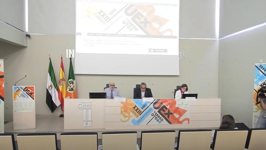 El rector de la Uex, Antonio Hidalgo García; y el vicerrector de Extensión Universitaria y la directora del secretariado de actividades culturales de la UEx, Juan Carlos Iglesias Zoido y María Antonia Pardo Fernández,