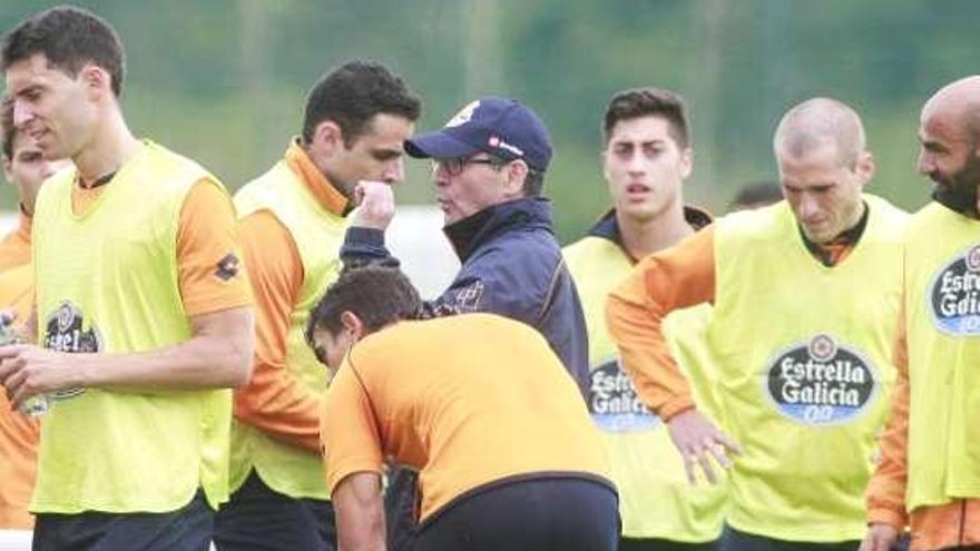 Fernando Vázquez con sus jugadores, ayer en Abegondo.