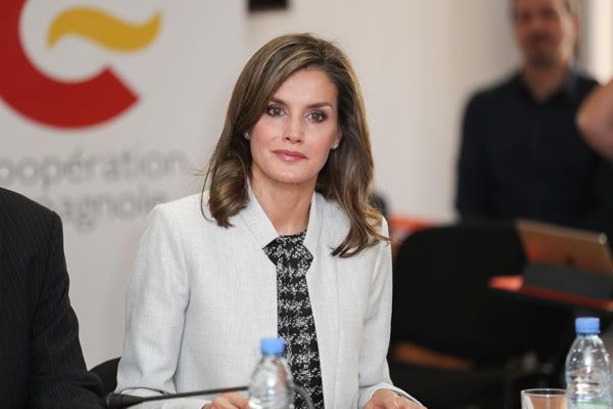 Letizia Ortiz con blusa estampada de Carolina Herrera y traje de Hugo Boss