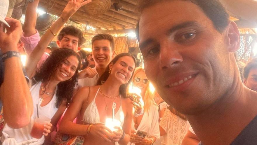 Rafa Nadal se fotografía con sus fans en Formentera