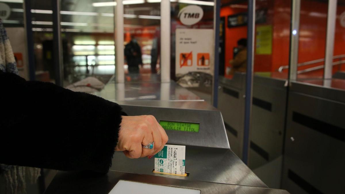 Una usuària valida el bitllet de transport