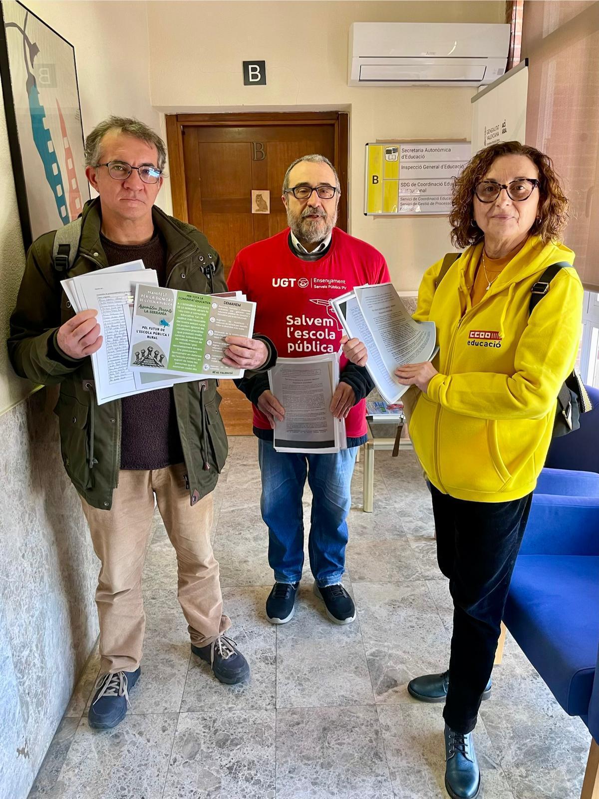 Los sindicatos han entregado decenas de manifiestos de profesorado, claustros y centros urgiendo una solución.