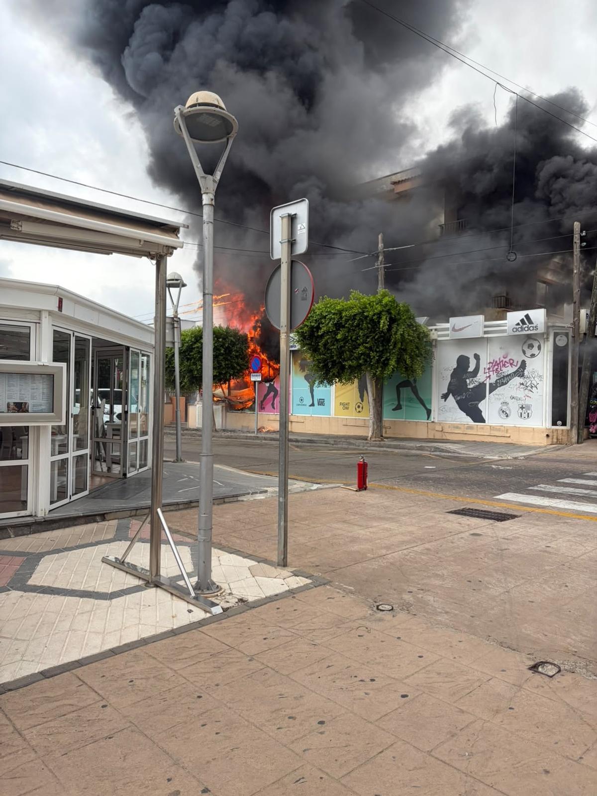 Un violento incendio arrasa una tienda de ropa en Can Picafort