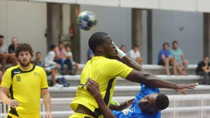 Balázquez tratando de lanzar a portería. // G. Santos