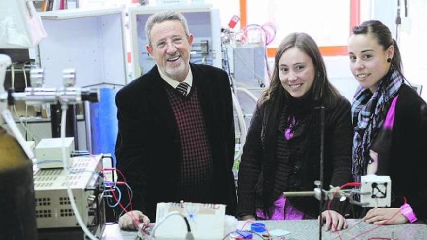 Alfredo Sanz Medel, Cristina González y Claudia González, en el laboratorio de instrumentación para espectrometría de masas. / nacho orejas