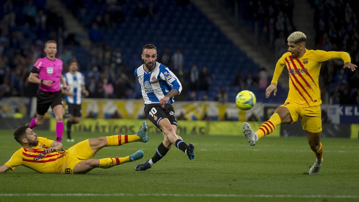 Darder chuta entre Alba y Araujo y bate a Ter Stegen.