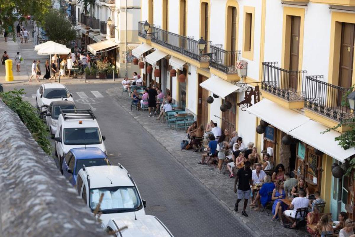 Terrazas del Carrer Bisbe Torres Mayans, en plena subida al castillo de Dalt Vila
