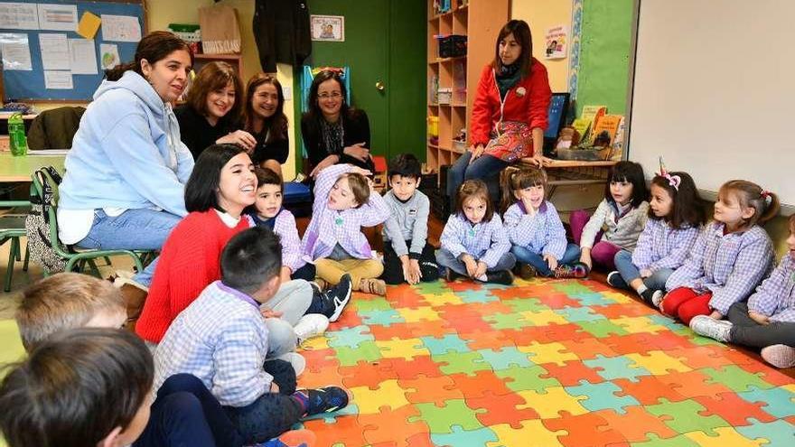 Visita de las autoridades al colegio, con los pequeños participantes en el taller de igualdad. // G. Santos