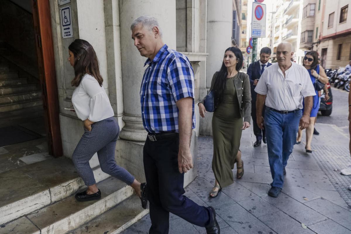 El médico y el anestesista que realizaron la liposucción mortal acuden a declarar en los Juzgados.