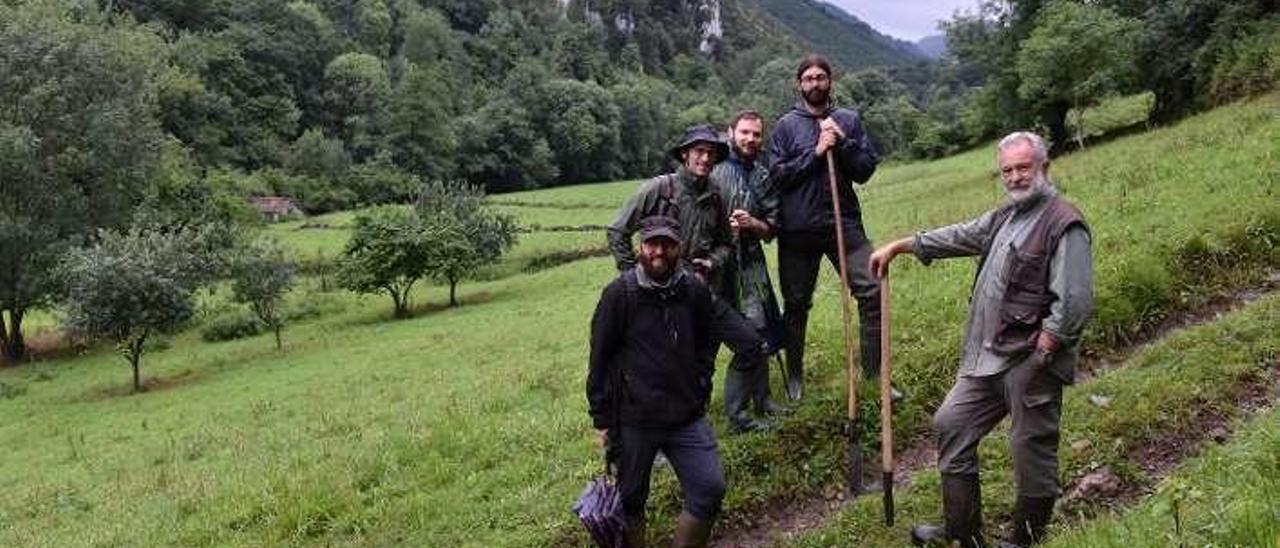 A la izquierda, los arqueólogos Pablo López, Santiago Rodríguez, Fernando Barrientos y Jorge Álvarez, con Pepe García, de Ca&#039; Pin de Cubia.