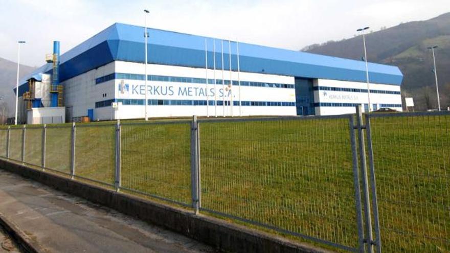 Nave de Kerkus Metals en el polígono industrial de Vega de Baíña, en Mieres.