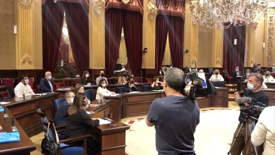 Minuto de silencio en el Parlament por el asesinato de una mujer embarazada y su hijo en sa Pobla