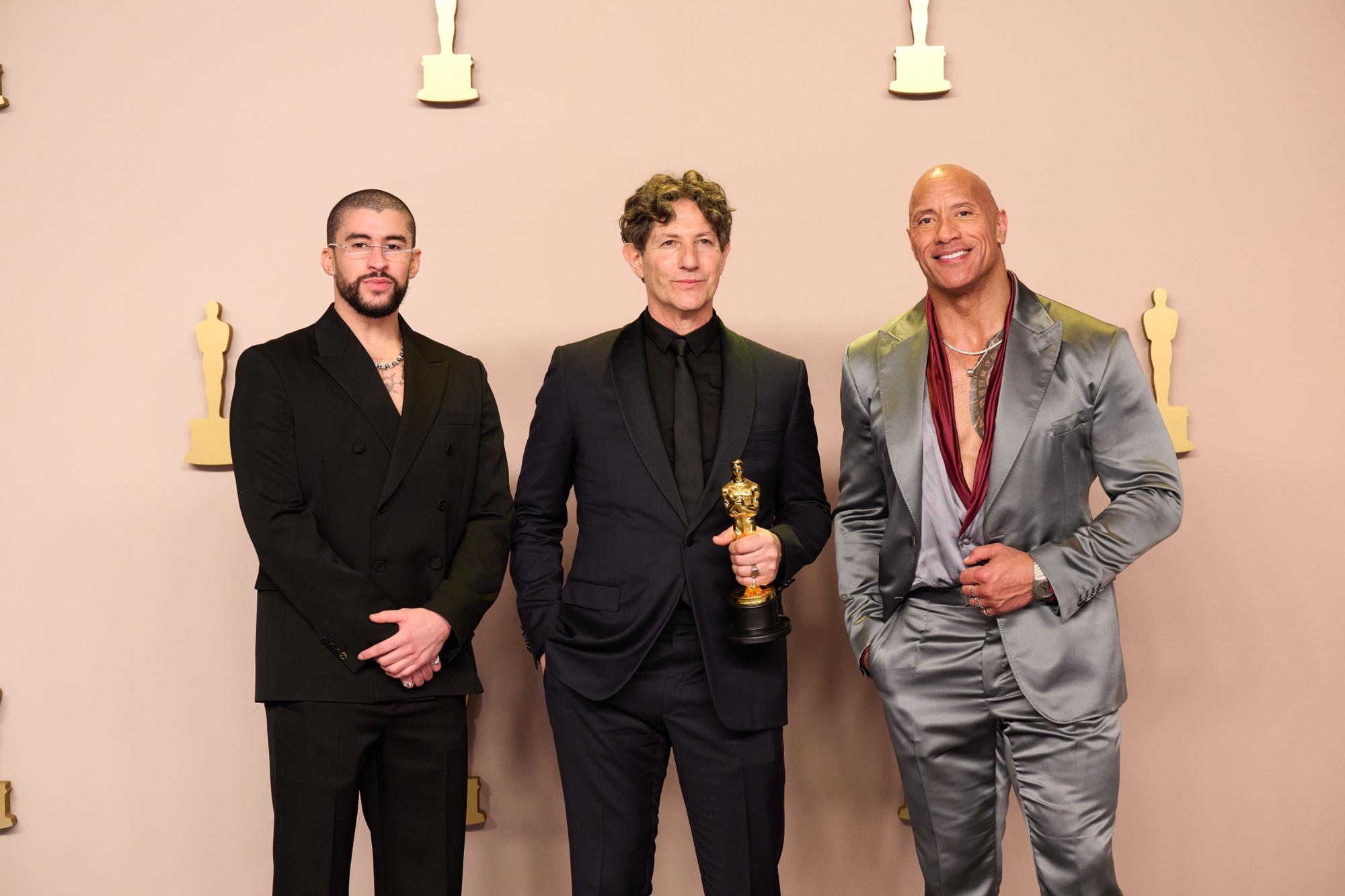 10 March 2024, US, Hollywood: English film director and screenwriter Jonathan Glazer (C) winner of the Best International Feature Film award for "The Zone of Interest" poses with Puerto Rican rapper and singer Bad Bunny (L) and American actor Dwayne Johnson in the press room during the 96th annual Academy Awards ceremony at the Dolby Theatre. Photo: -/AMPAS/ZUMA Press Wire/dpa 10/03/2024 ONLY FOR USE IN SPAIN / -/AMPAS/ZUMA Press Wire/dpa;Arts, Culture and Entertainment;entertainment;celebrity;media;cinema;96th Oscars Awards in Hollywood;