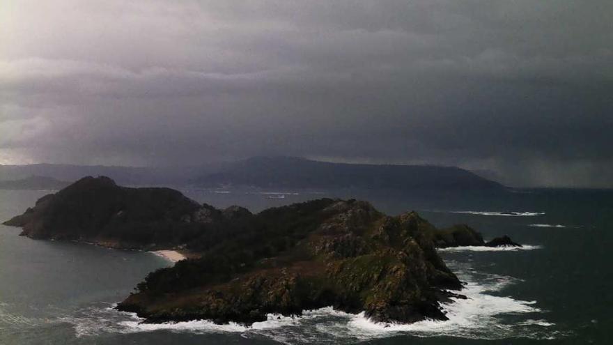 Vista de Cíes y la ría de Vigo, esta mañana. // Meteogalicia