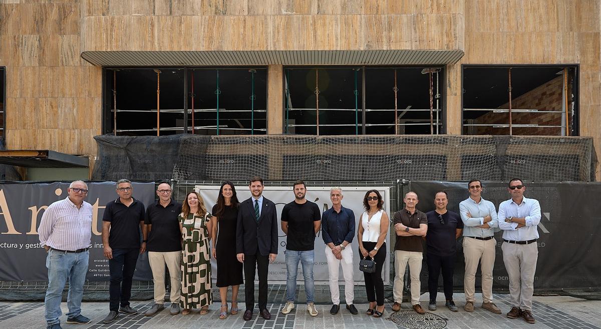 Autoridades municipales con promotores y miembros de la constructora.