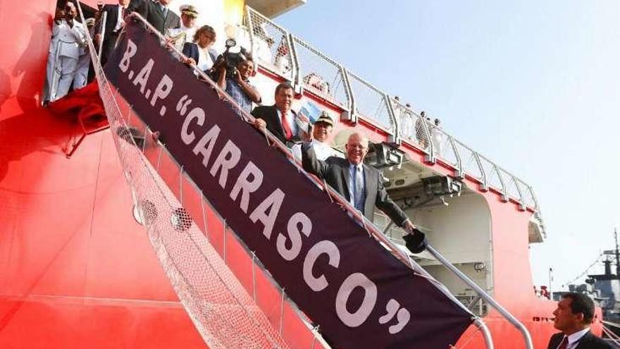 El presidente de Perú, Pedro Pablo Kuczynski (c.), en el buque.