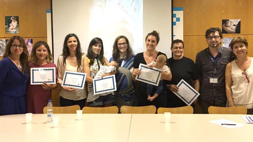 Foto de las premiadas en el concurso de fotografía sobre lactancia materna.