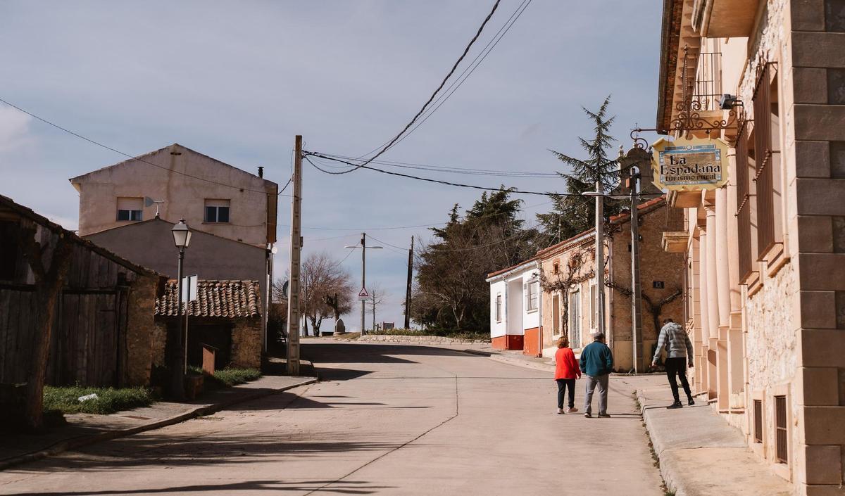 Una de las calles de Duruelo, en Segovia, que tiene un cartel a la entrada donde se advierte de las 'incomodidades' que se pueden encontrar en el pueblo.
