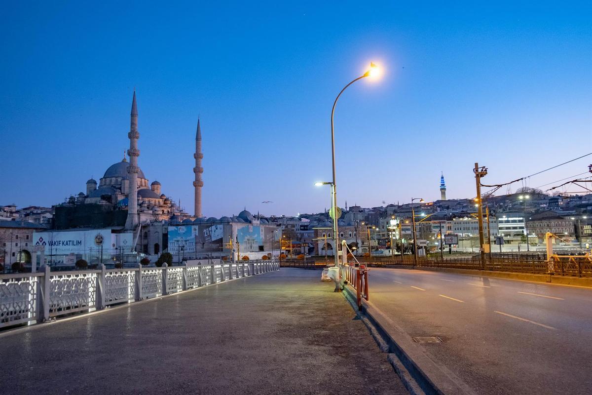 Vista general del puente de Gálata, en Estambul.