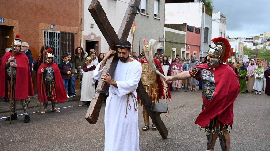 FOTOGALERÍA | Vía Crucis Viviente de Jesús Obrero en Badajoz