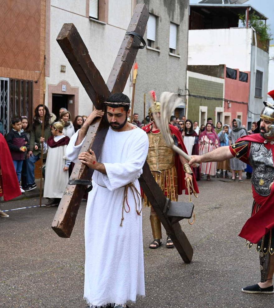 FOTOGALERÍA | Vía Crucis Viviente de Jesús Obrero en Badajoz